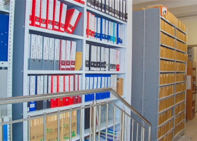 Стеллаж архивный для папок в офисе