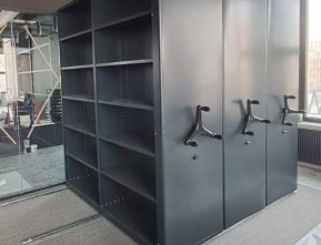 Цветные стеллажи окрашенные под дизайн офиса