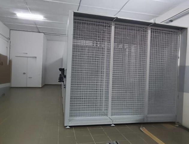 Передвижные стеллажи с сетками для картин