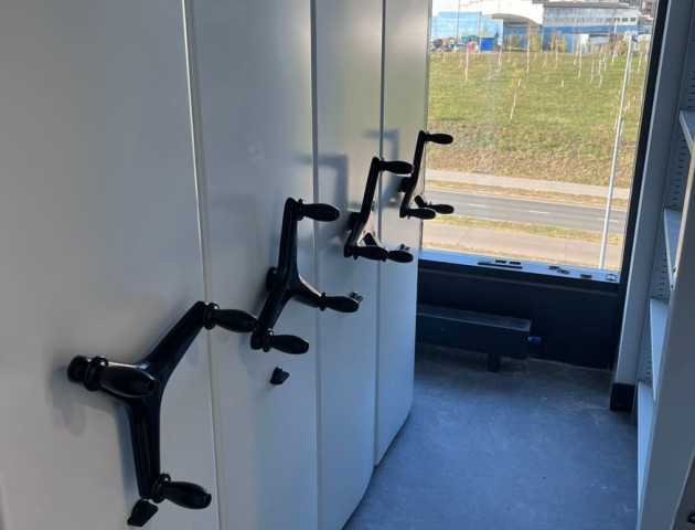 Мобильные стеллажи для библиотеки школы