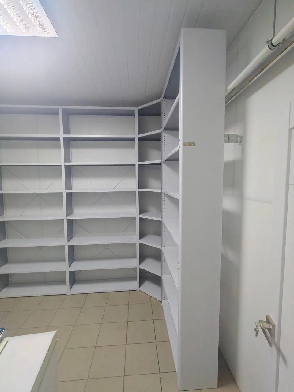 крепление стеллажей к стене