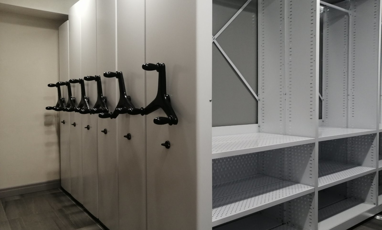 Перфорированные полки для одежды