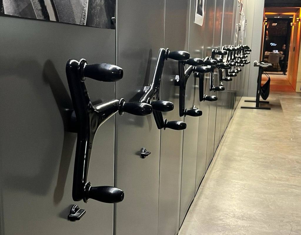 Окрашенные цветные стеллажи